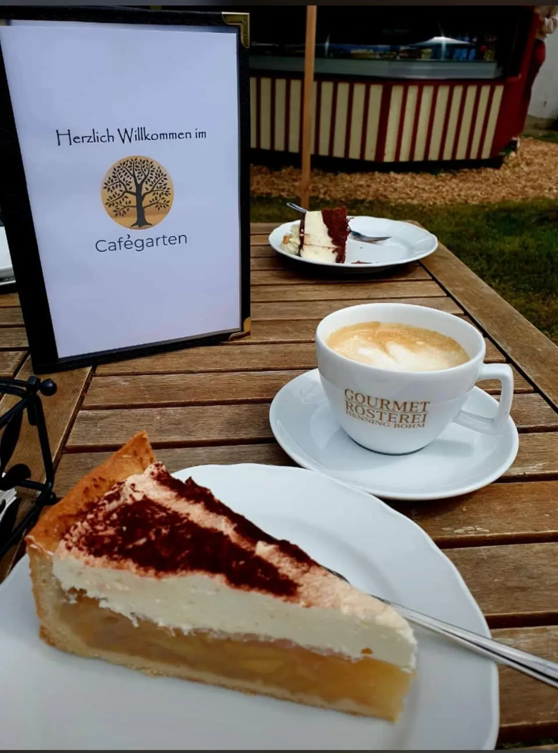 Frühstück auf einem Holztisch von Mondholz Sailer GbR